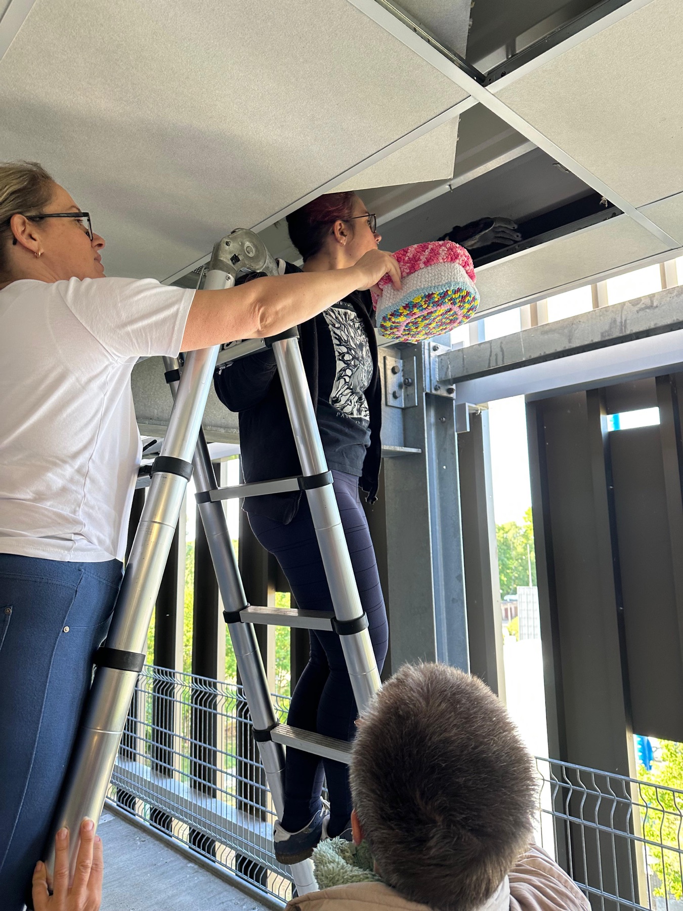 Kontrolle und Arbeit am Standort im Fahrradparkhaus